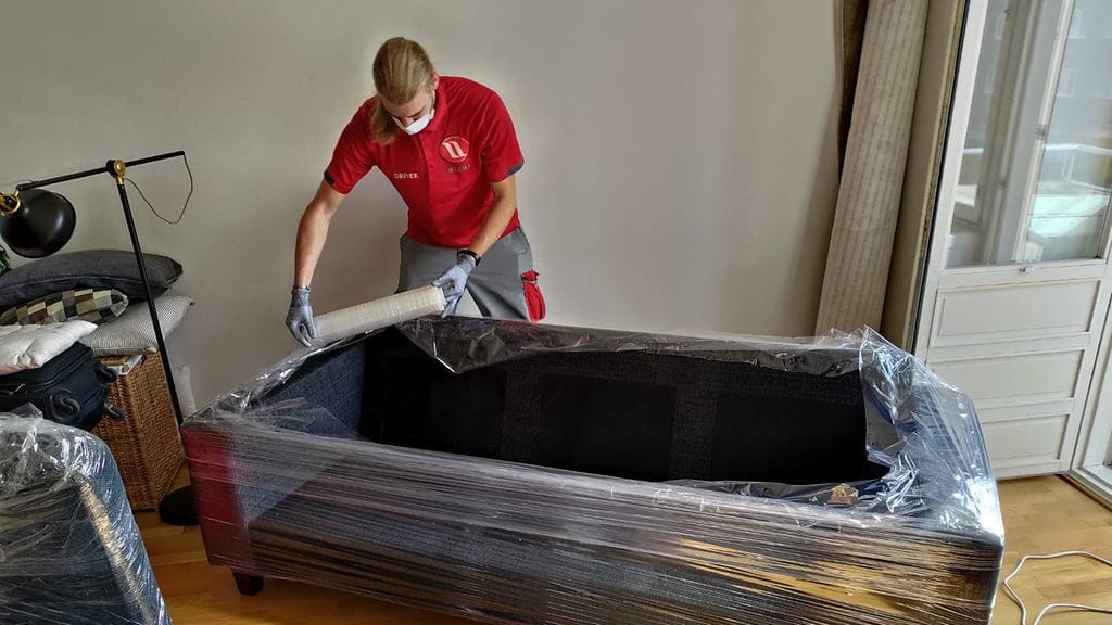 Sohvan voi suojata käsikiristekalvolla.