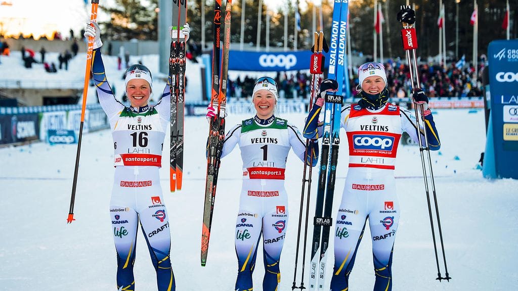 Emma Ribomia (vas.) ja Maja Dahlqvistia ei palkintojenjakotilaisuudessa näkynyt. Jonna Sundling (kesk.) oli yksi paikalla olleista kolmesta hiihtäjästä. Kuva Lahden sprinteistä.