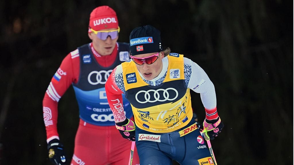 Aleksandr Bolshunov (takana) kyseenalaisti Johannes Hösflot Kläbon Venäjä-kriittisten kommenttien vilpittömyyden.