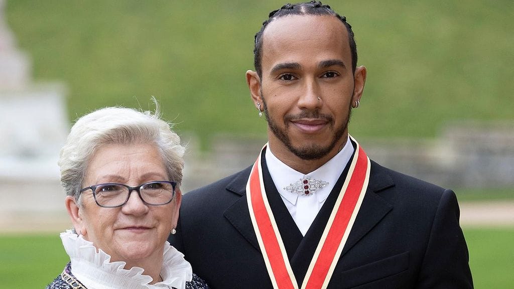 Lewis Hamilton äitinsä Carmen Larbalestierin vierellä. Hamilton aikoo sisällyttää tulevaan sukunimeensä äitinsä sukunimen.
