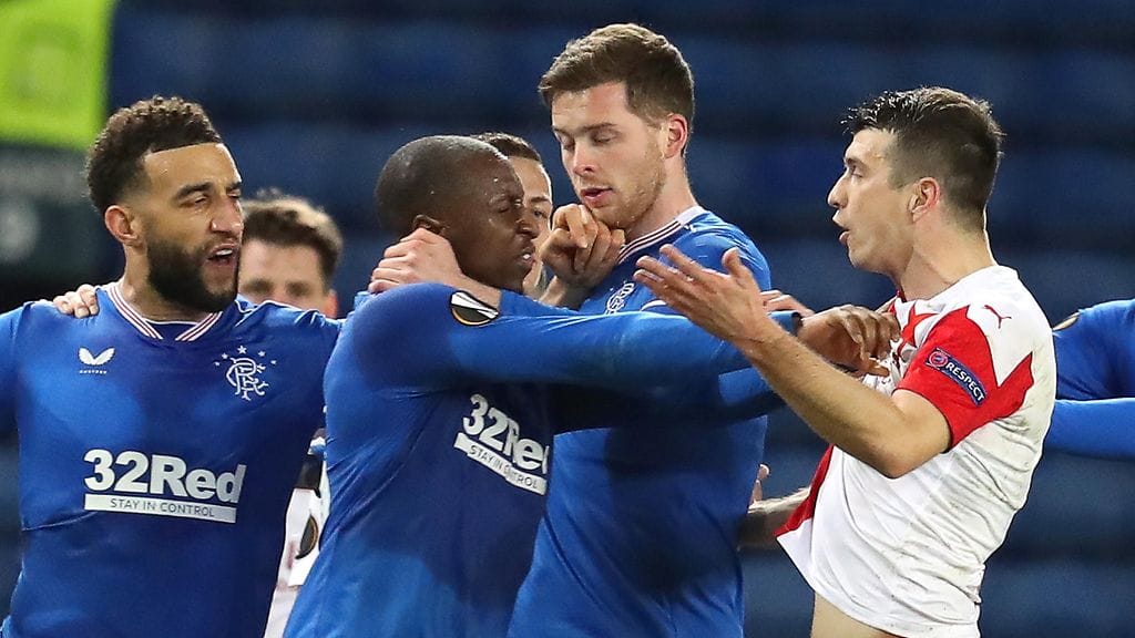 Slavia Prahan Ondrej Kudela (oik.) solvasi Rangersin Glen Kamaraa Eurooppa-liigan ottelussa vuosi sitten.