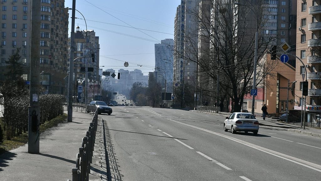 EPA Tyhjä katu Kiovassa Ukrainassa 15.3.2022. Kiovan viranomaiset julistivat 35 tunnin ulkonaliikkumiskiellon kaupunkiin.