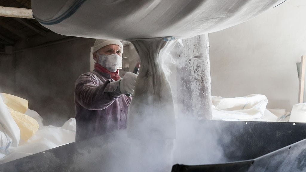 Työntekijä täyttämässä jauhotankkeja Venäjän Krasnogvardeiskinissa.