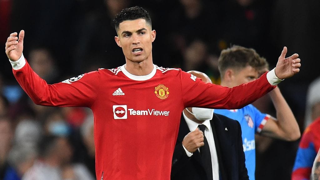 Cristiano Ronaldo levitteli käsiään erotuomari Slavko Vincicille.