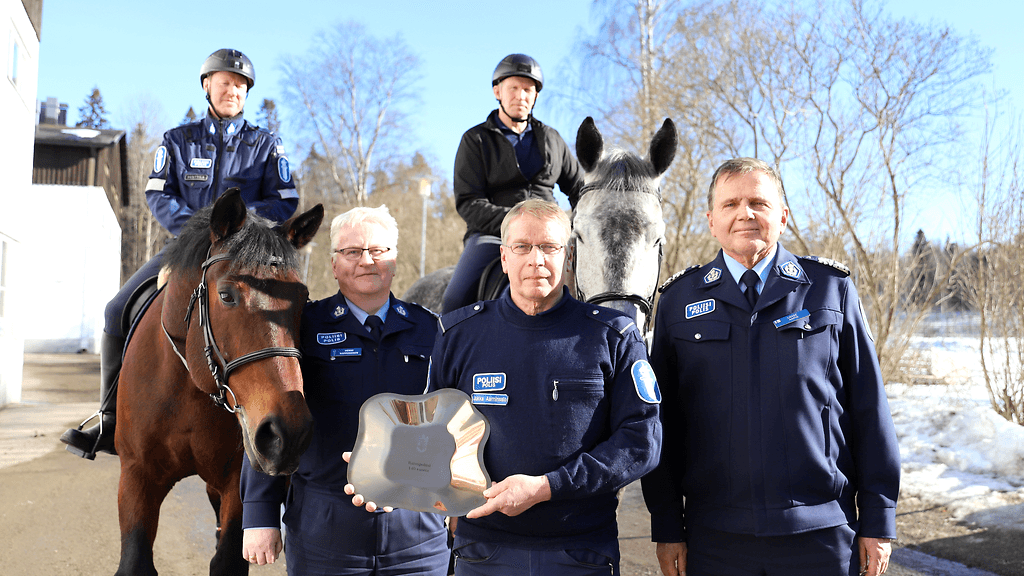 Vanhempi konstaapeli Jukka Aarninsalo on työskennellyt ratsussa yli 40 vuotta. Hänet palkittiin alkuviikosta saavutuksestaan.