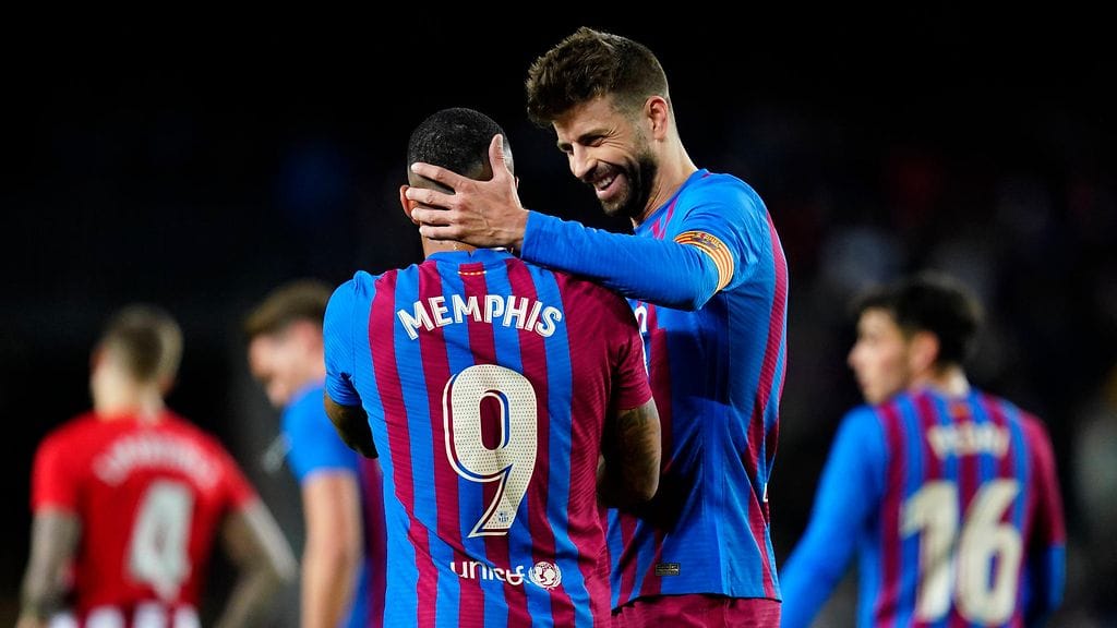 Memphis Depayn (etualalla) videolla vilahti alaston Gerard Piqué.