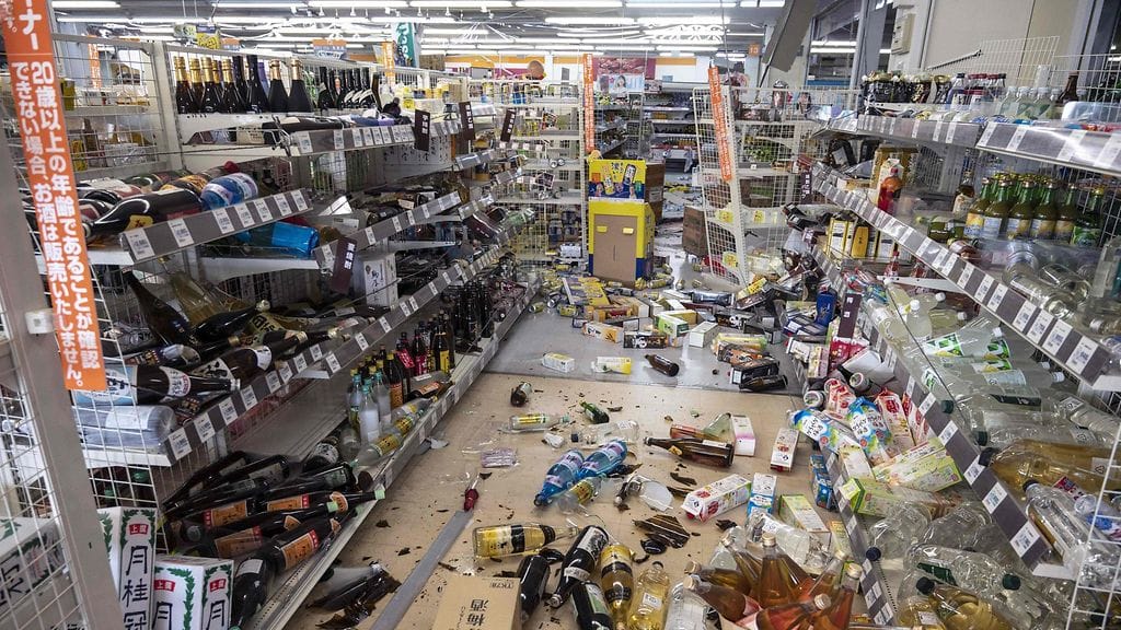 Maanjäristys näkyi myös kaupassa Shiroishissa.