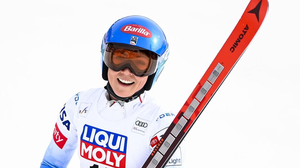 Mikaela Shiffrin juhlii alppihiihdon naisten maailmancupin kokonaiskilpailun voittoa.