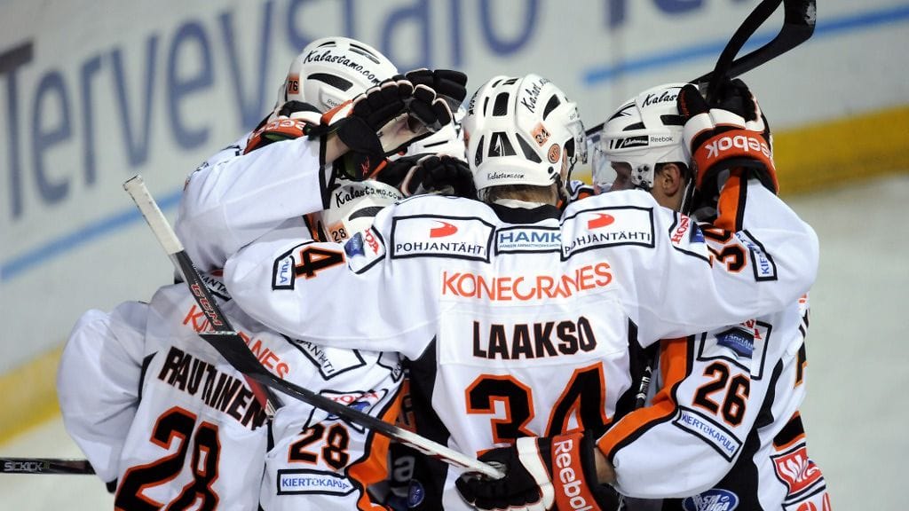 HPK:n pelaajat juhlivat maalia jääkiekon SM-liigan ottelussa Blues vs HPK 12. lokakuuta 2012.
