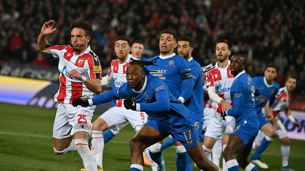 Glen Kamara (oikealla) Rangersin ja Crvena zvezdan pelaajien kanssa kamppailussa Eurooppa-liigan neljännesvälierissä.