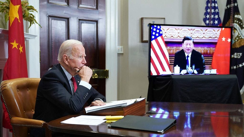 Presidentit Joe Biden ja Xi Jinping keskustelivat videoyhteyden välityksellä marraskuussa 2021.