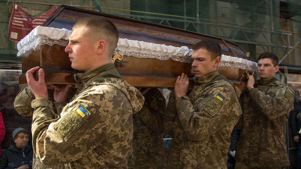 Arkistokuvaa sotilaista hautajaisissa.