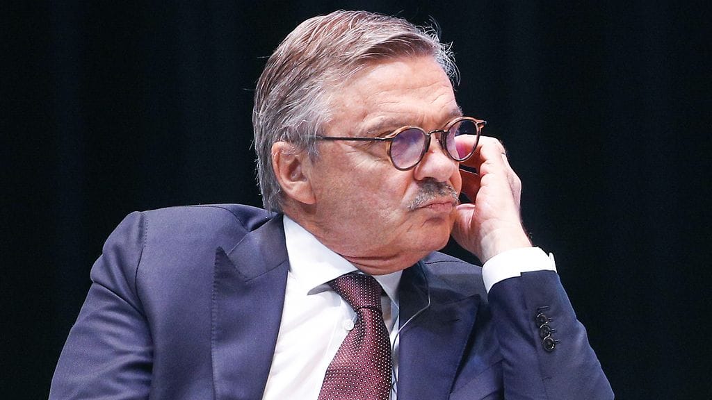 Entinen IIHF-pomo Rene Fasel kiistää tekevänsä töitä KHL:lle.