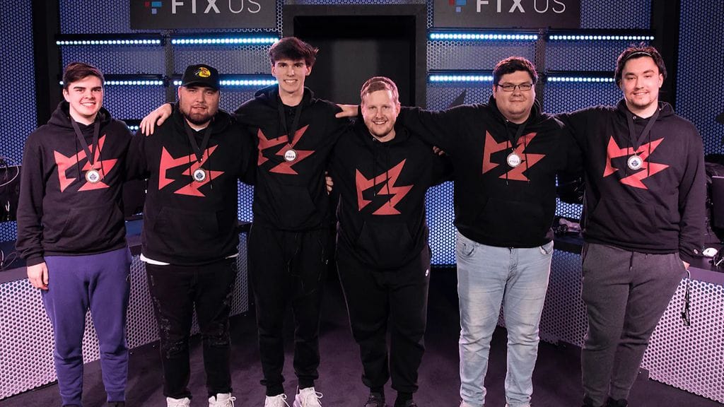 Danny "cxzi" Strzelczykin (toinen vasemmalta) ura Strife-joukkueessa sai äkillisen päätöksen kesken ottelusarjan.