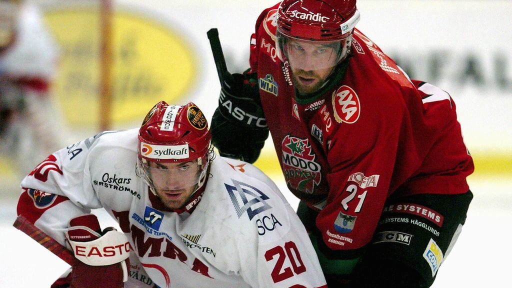 Henrik Zetterberg ja Peter Forsberg ottivat kantaa venäläisten NHL-pelaajien tilanteeseen. Kuva NHL:n sulkukaudelta 2004-2005, kun kaksikko pelasi Ruotsissa.