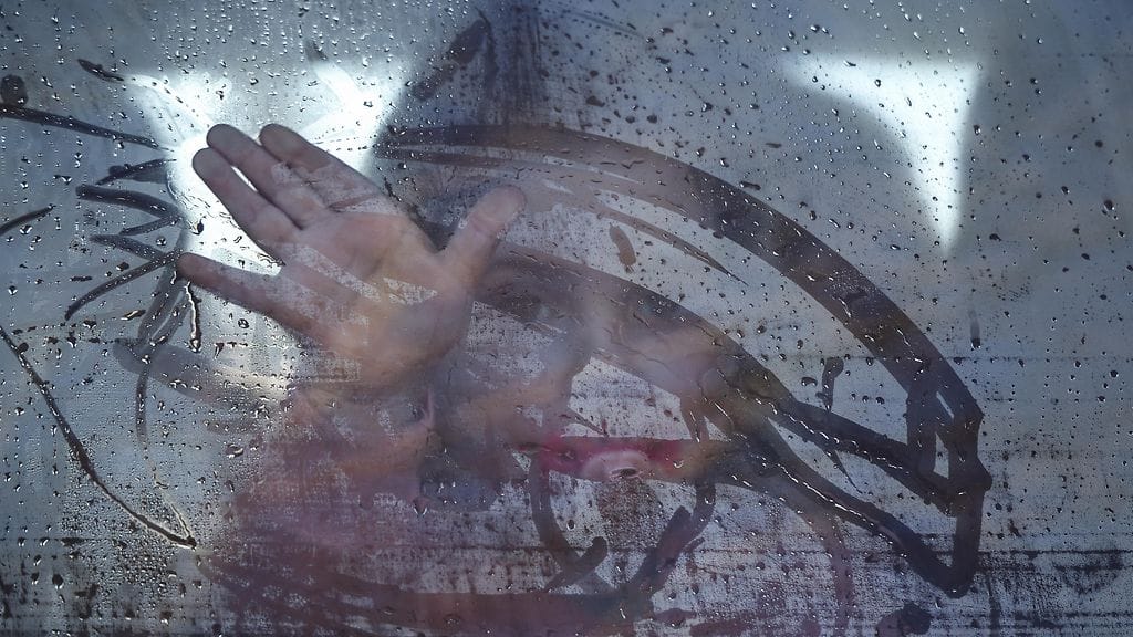 Venäjänmieliset separatistit evakuoivat siviilejä Mariupolin kaupungista maaliskuussa.