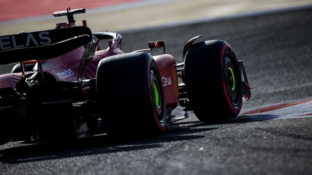 Ferrarin Charles Leclerc lähtee paalupaikalta Bahrainin F1-kisaan. Kärki starttaa todennäköisesti pehmeillä renkailla.