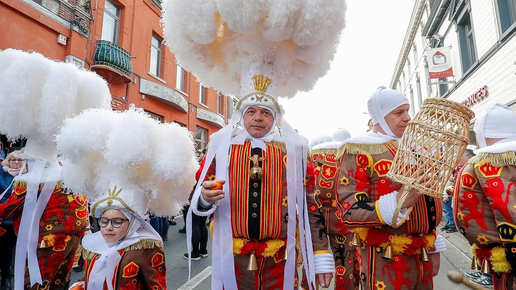 Turma varjosti karnevaalia Belgian Strepy Bracquegniesissa. Kuvassa Gillesejä, eli kulkueen arvostetuimpia osallistujia.
