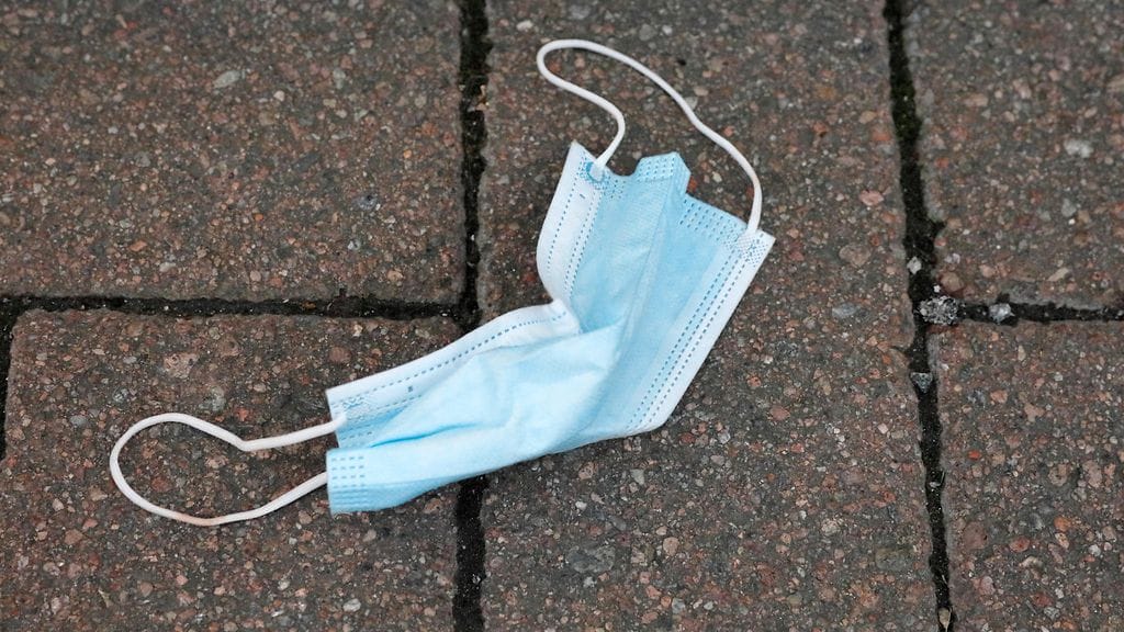 AOP Kasvomaski maassa