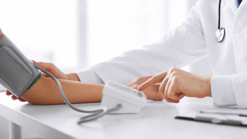 Yleensä verenpaine mitataan istuessa tai makuulla. Kuvituskuva.