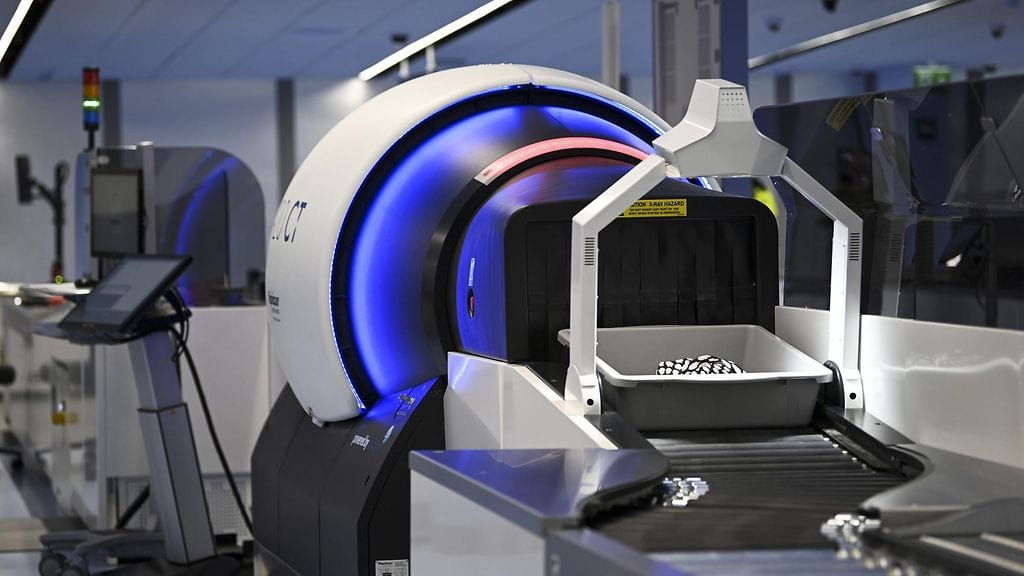 Helsinki-Vantaan lentokentän uusi käsimatkatavaroiden läpivalaisulinja näyttää tältä.