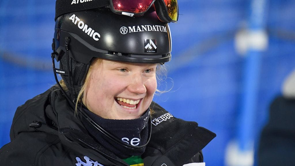 Rosa Pohjolainen pujotteli kultapallille Vuokatissa.