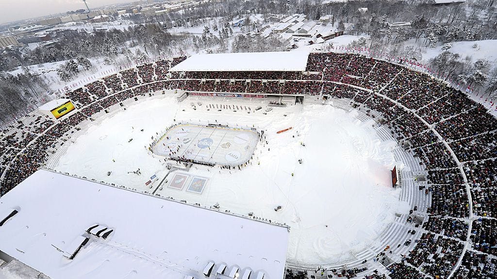 HIFK ja Jokerit kohtasivat Olympiastadionilla kolmesti. Ottelut olivat yleisömenestyksiä.