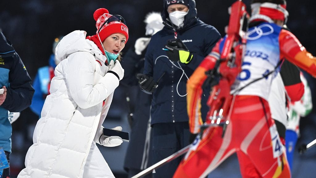 Darja Domratsheva jakoi ohjeita Pekingin olympialaisissa Kiinan ampumahiihtomaajoukkueen valmentajana.