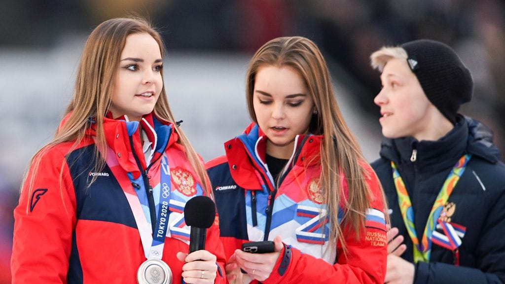 Dina Averina voitti rytmisen voimistelun hopeaa Tokion olympialaisissa. Hänen kaksoissiskonsa Arina Averina oli neljäs. Vladimir Putinin tukitapahtumassa siskokset esiintyivät Z-merkki rinnassaan.