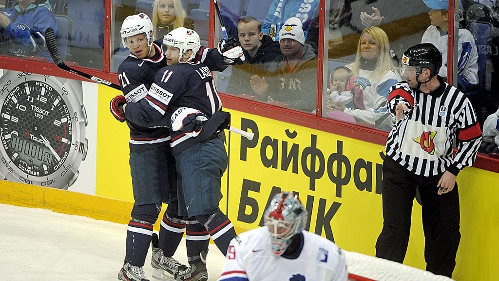Kyle Okposo (vas.) teki USA:lle kaksi maalia. Onnittelemassa Ryan Lasch.