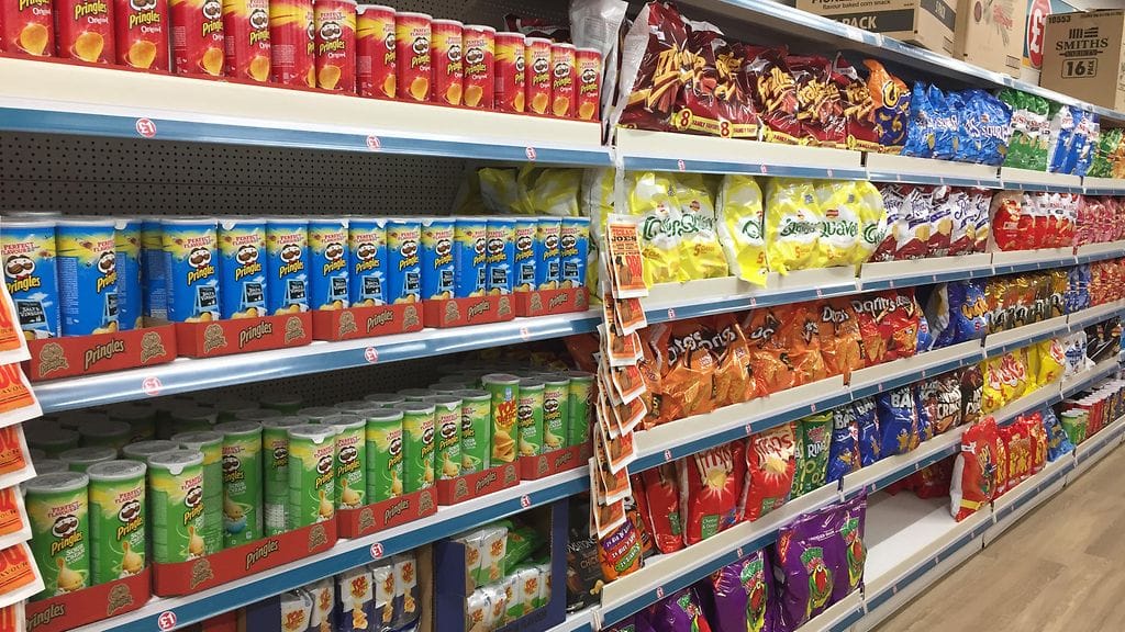 Ruokavirasto tiedottaa myöntävänstä helpotuksia pakkausmerkintöihin Ukrainan sodan vuoksi. Esimerkiksi sipseissä saatetaan nyt joutua korvaamaan aineksia raaka-aineiden huonon saatavuuden takia.