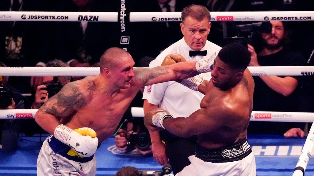Oleksandr Usyk (vas.) voitti syyskuussa Anthony Joshuan yksimielisellä tuomaripäätöksellä ja riisti tältä nyrkkeilyn raskaansarjan mestaruusvyöt.