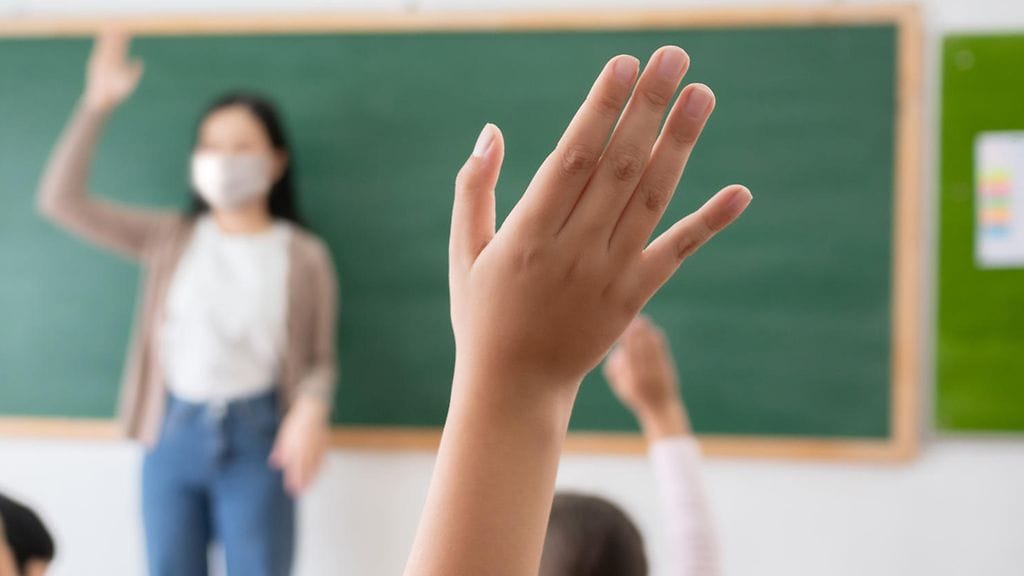 Rehtori painottaa, että sotakysymysten tulisi lähteä lapsista eikä aikuisista. Kuvituskuva.