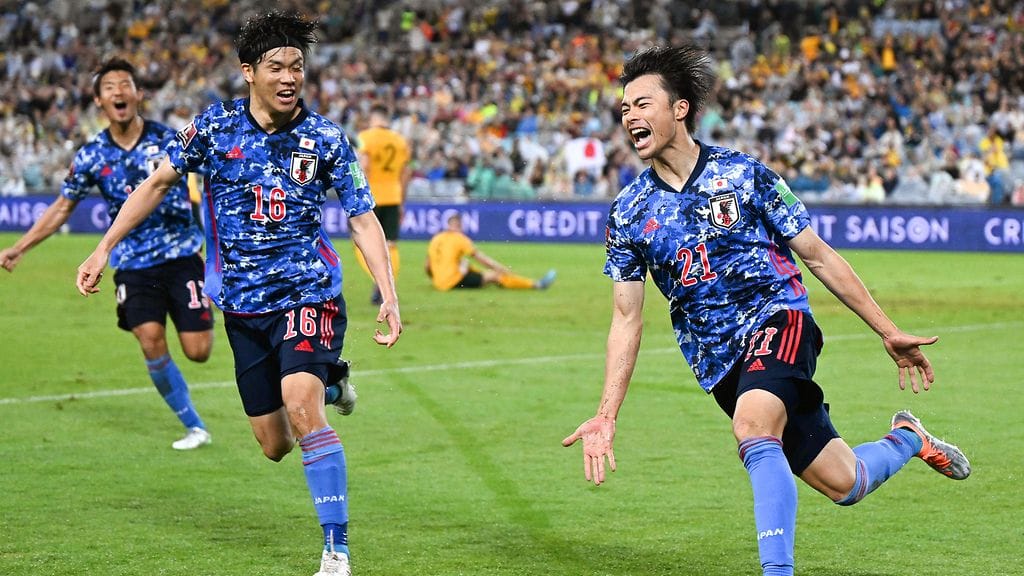 Kaoru Mitoma (oik.) teki Japanille kaksi maalia Australiaa vastaan.