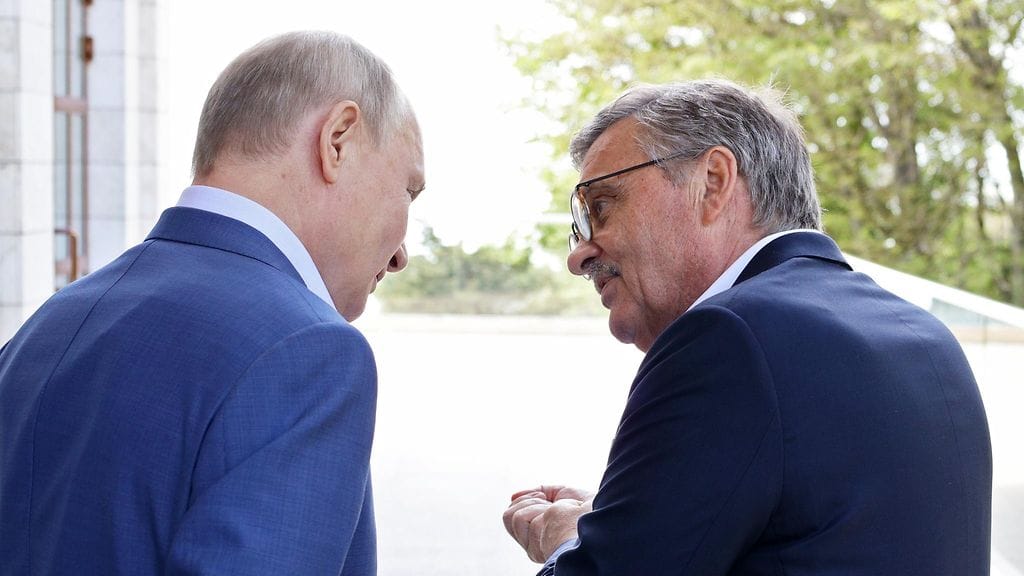 René Fasel (oik.) on tunnettu myös läheisistä väleistään Venäjän presidentin Vladimir Putinin kanssa.