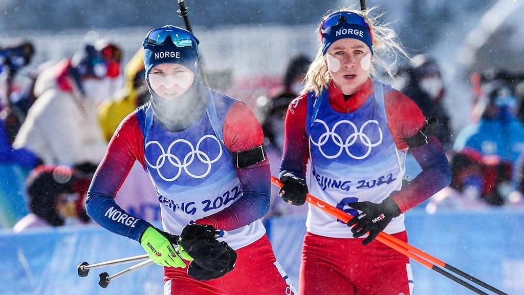 Tähdet Marte Olsbu Röiseland (vas.) ja Tiril Eckhoff ovat koronatartunnan saaneiden norjalaisampumahiihtäjien joukossa.
