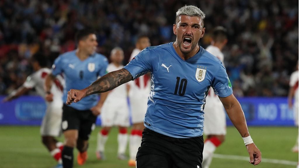 Uruguayn Giorgian De Arrascaeta juhlii voittomaalia Perua vastaan jalkapallon Etelä-Amerikan MM-karsinnassa.