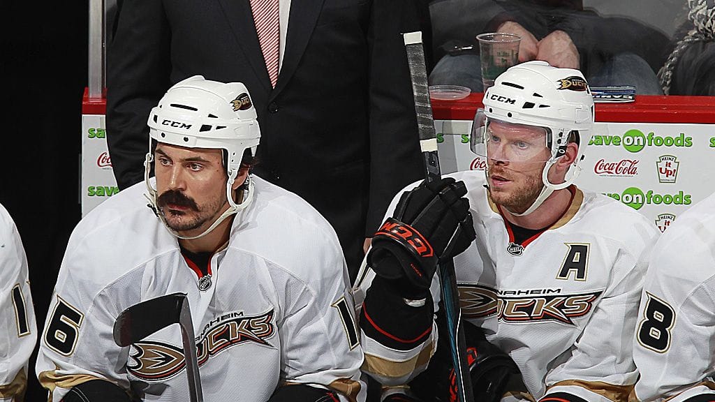 George Parros ja Saku Koivu ovat löytäneet vierekkäiset paikat välillä myös vaihtopenkillä.