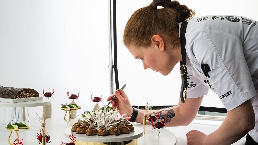 Assistentti Aino Kasanen Suomen Bocuse d'Or 2022 -tarjoiluvadin kimpussa.