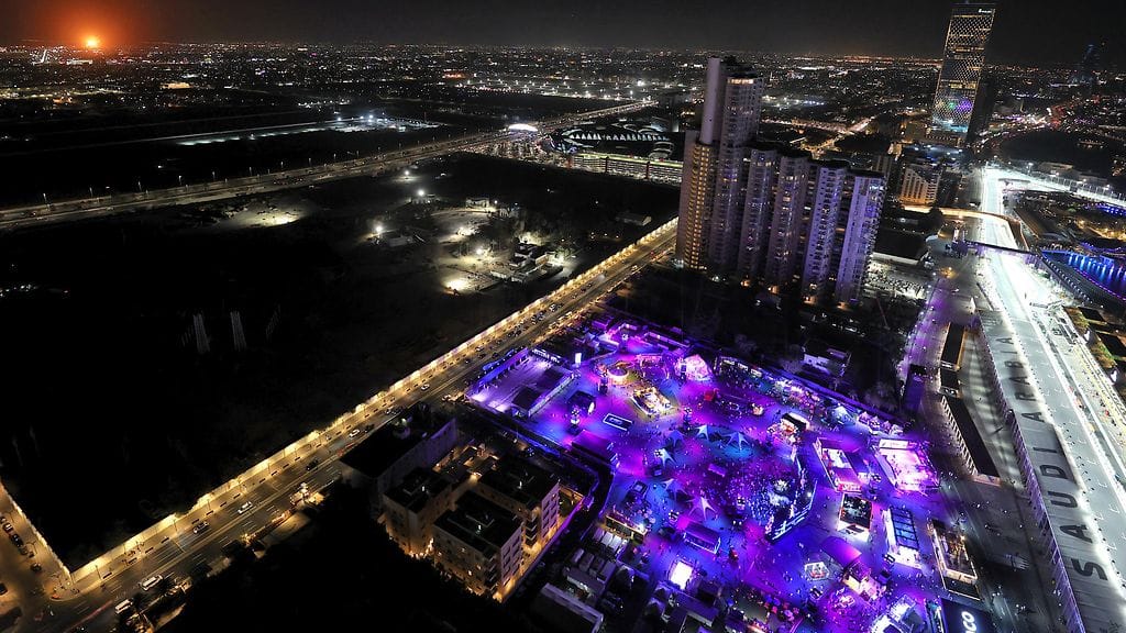 Ohjusiskun kohteeksi joutunut öljy-yhtiö Aramcon jakelukeskus sijaitsee linnuntietä noin 12 kilometrin päässä Jeddan radasta.