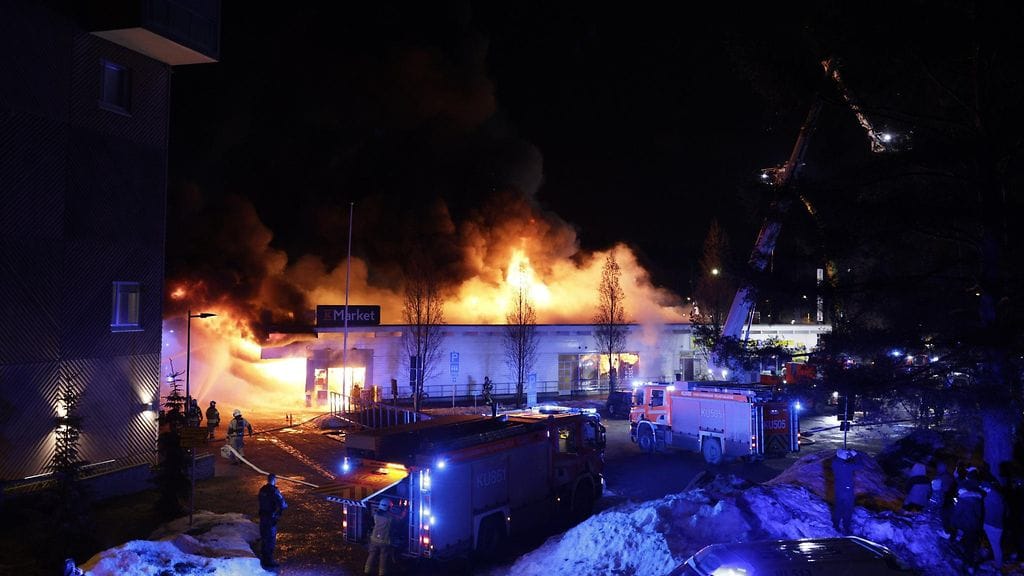 Tuli on saanut pelastuslaitoksen tiedotteen mukaan alkunsa roskakatoksessa, joka oli sytytetty palamaan.