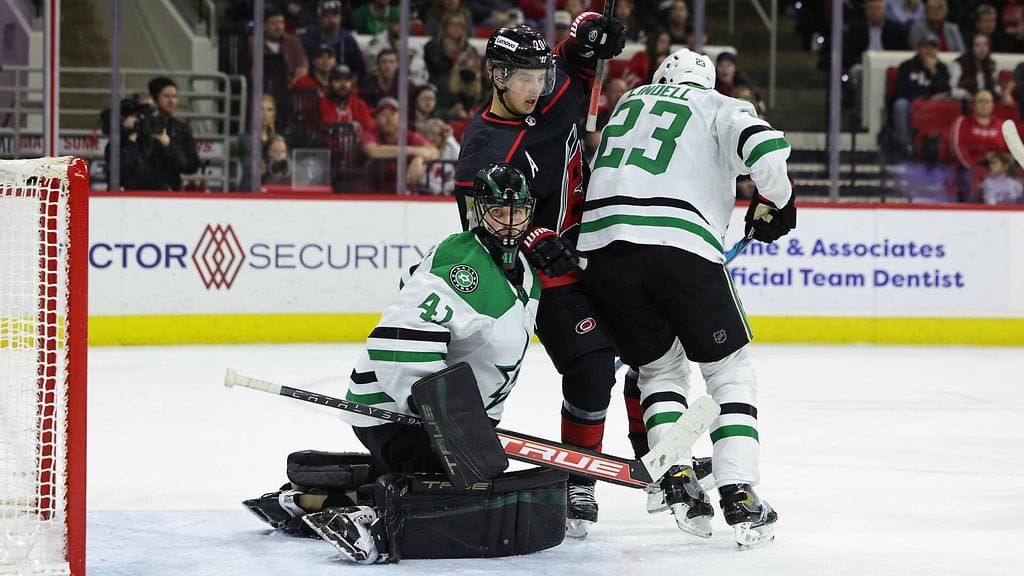 Scott Wedgewood oli Sebastian Ahon riesana Carolina-Dallas-ottelussa.