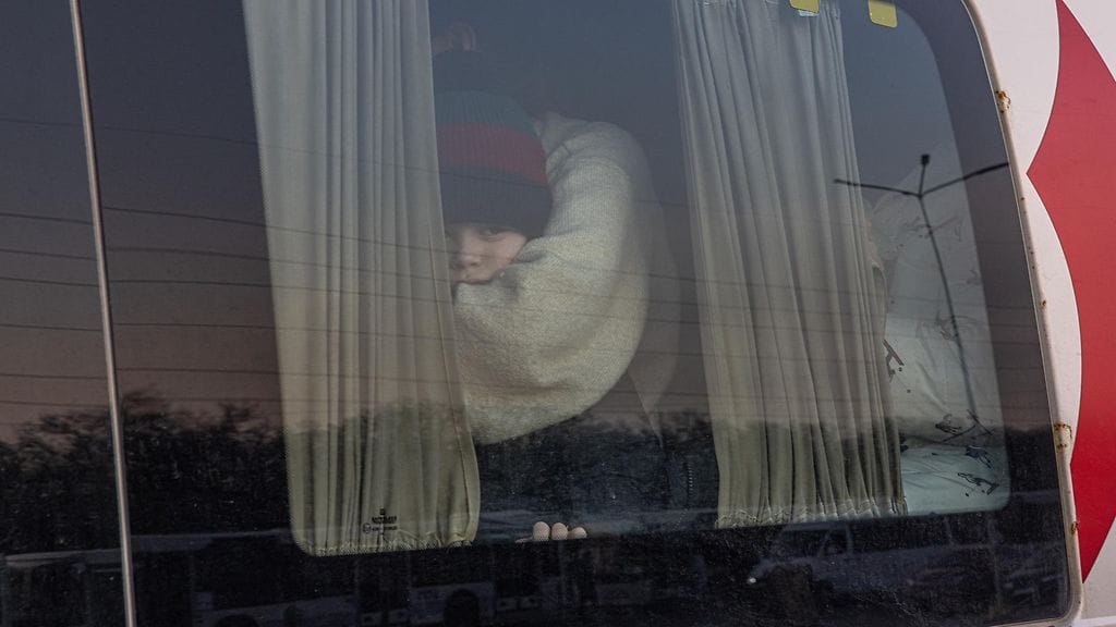 EPA Lapsi istuu minibussissa muiden Mariupolin ja Melitopoli kaupungeista paenneiden ukrainalaisten kanssa. Linja-auto oli matkalla evakuointipisteeseen Zaporižžan kaupunkiin Ukrainassa 25. maaliskuuta 2022.