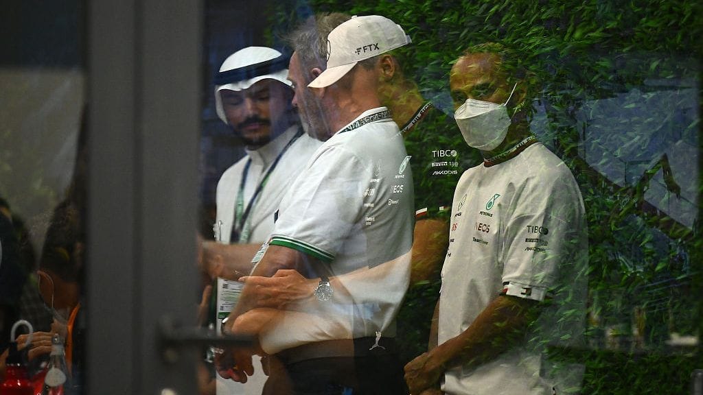 Mercedeksen Lewis Hamilton ja George Russell olivat paikalla perjantai-illan pitkässä keskustelussa F1-kisaviikonlopun turvallisuudesta.