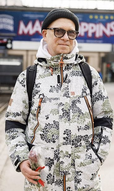 LK 27032022 Saksasta saakka saapunut, tyttöystäväänsä vastassa oleva Jan Helsingin päärautatieasemalla sunnuntaina iltapäivällä 27. maaliskuuta 2022.