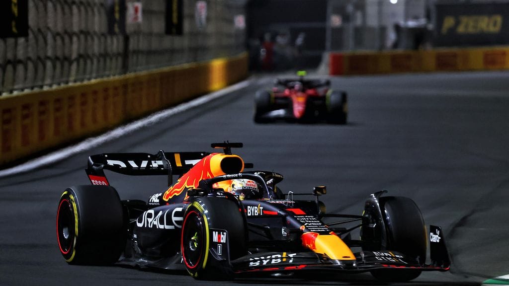 Max Verstappen vauhdissa Jeddan radalla.