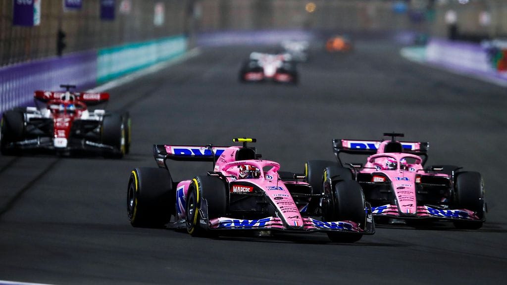 Valtteri Bottas hiillosti koko ajan Alpinen autoja näiden käydessä keskinäistä kamppailuaan.