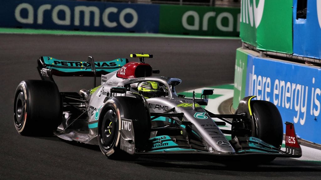 Lewis Hamilton kyseli, saako kymmenennestä sijasta pisteen.