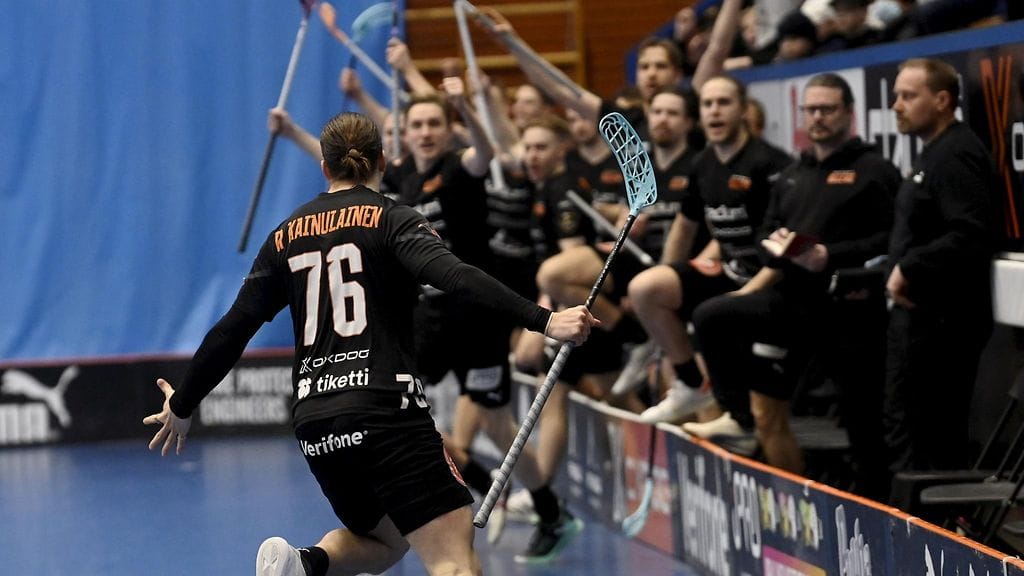 Oilersin Rasmus Kainulainen tuulettaa maalia puolivälierässä Indiansia vastaan.