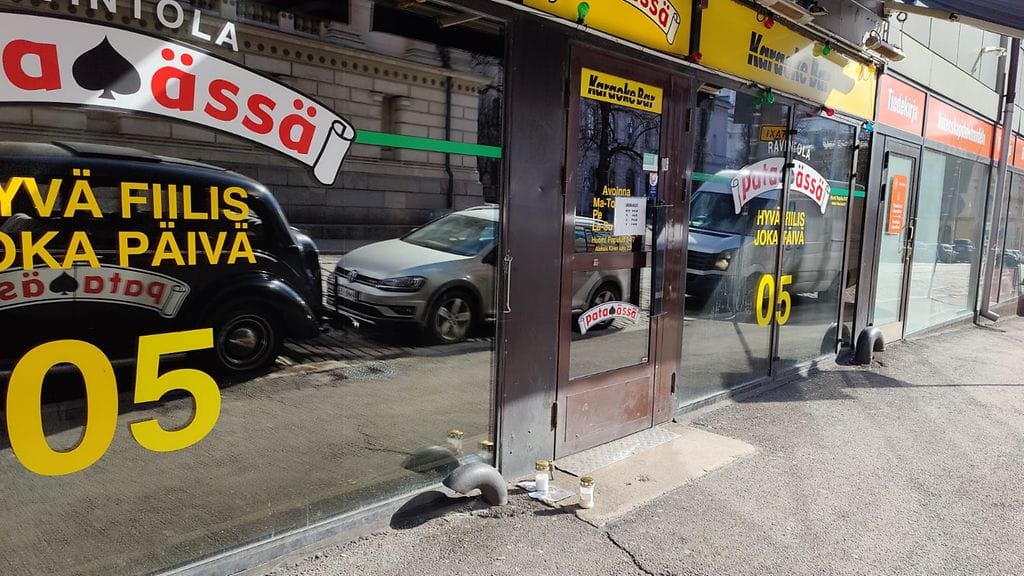 Ravintola Pataässän eteen oli tuotu tänään kynttilöitä.